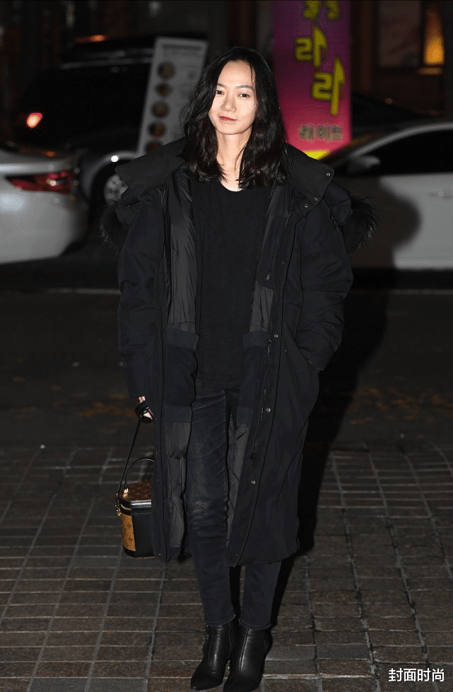 穿衣搭配 42岁裴斗娜全黑亮相，身材仍保持着小姑娘的状态，看不出一点赘肉