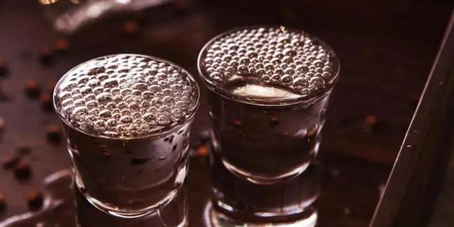 长寿与衰老|男人若不想变成“糟老头”,夏天这2种酒要少喝,难喝还容易显老