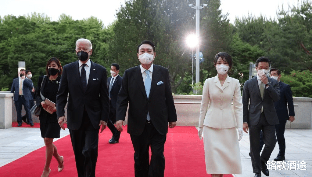 欧莱雅 49岁韩国新第一夫人欢迎拜登！罕见盘起头发更美了，就是脖子前倾