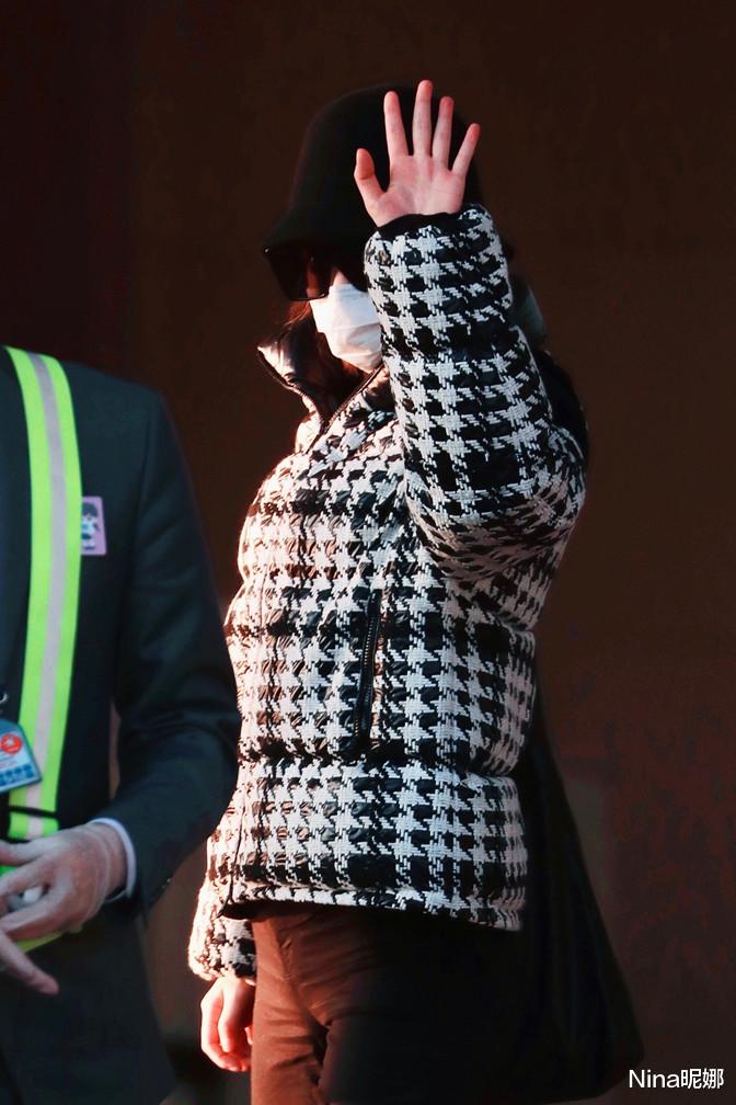 落花时节|倪妮新造型碾压“空哥”！穿2万面包服配紧身裤走机场，170大长腿比空哥还长