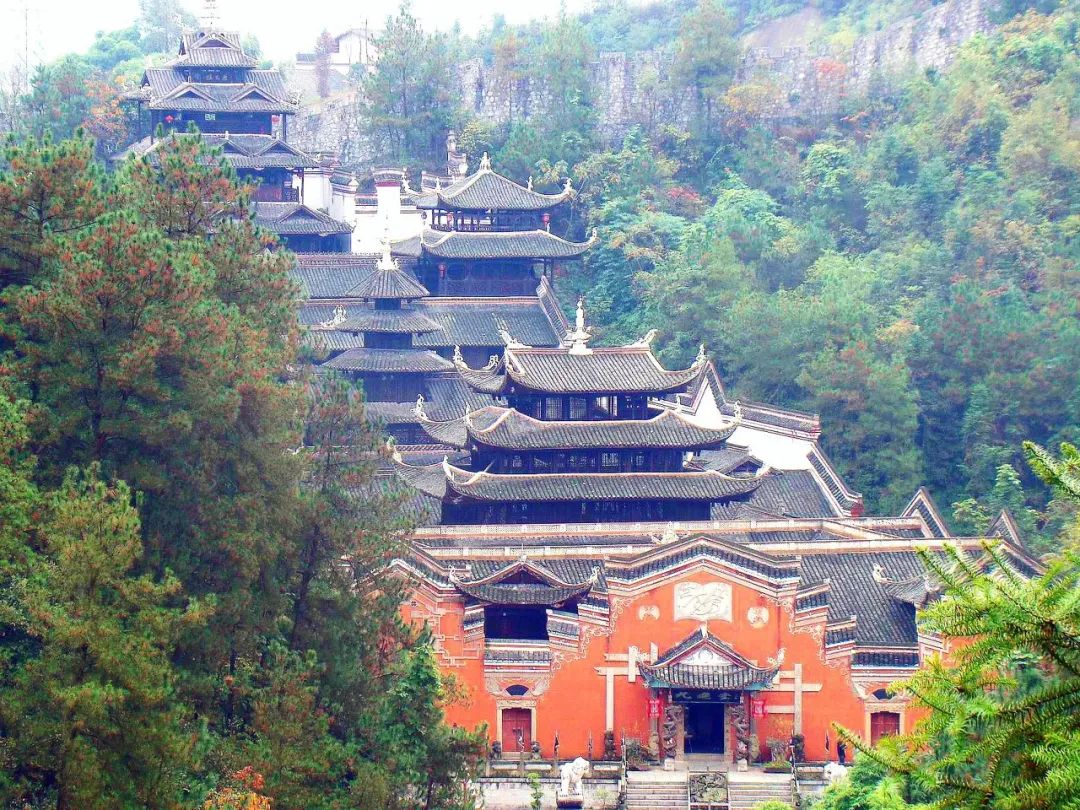 |久等了！中国罕见的“地铁式”旅游高铁正式通车，沿途好看好玩又好吃！