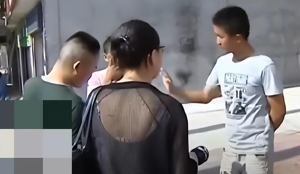 28岁包工头当街与妻子厮打,引来上百个路人围观,妻子:你也配?