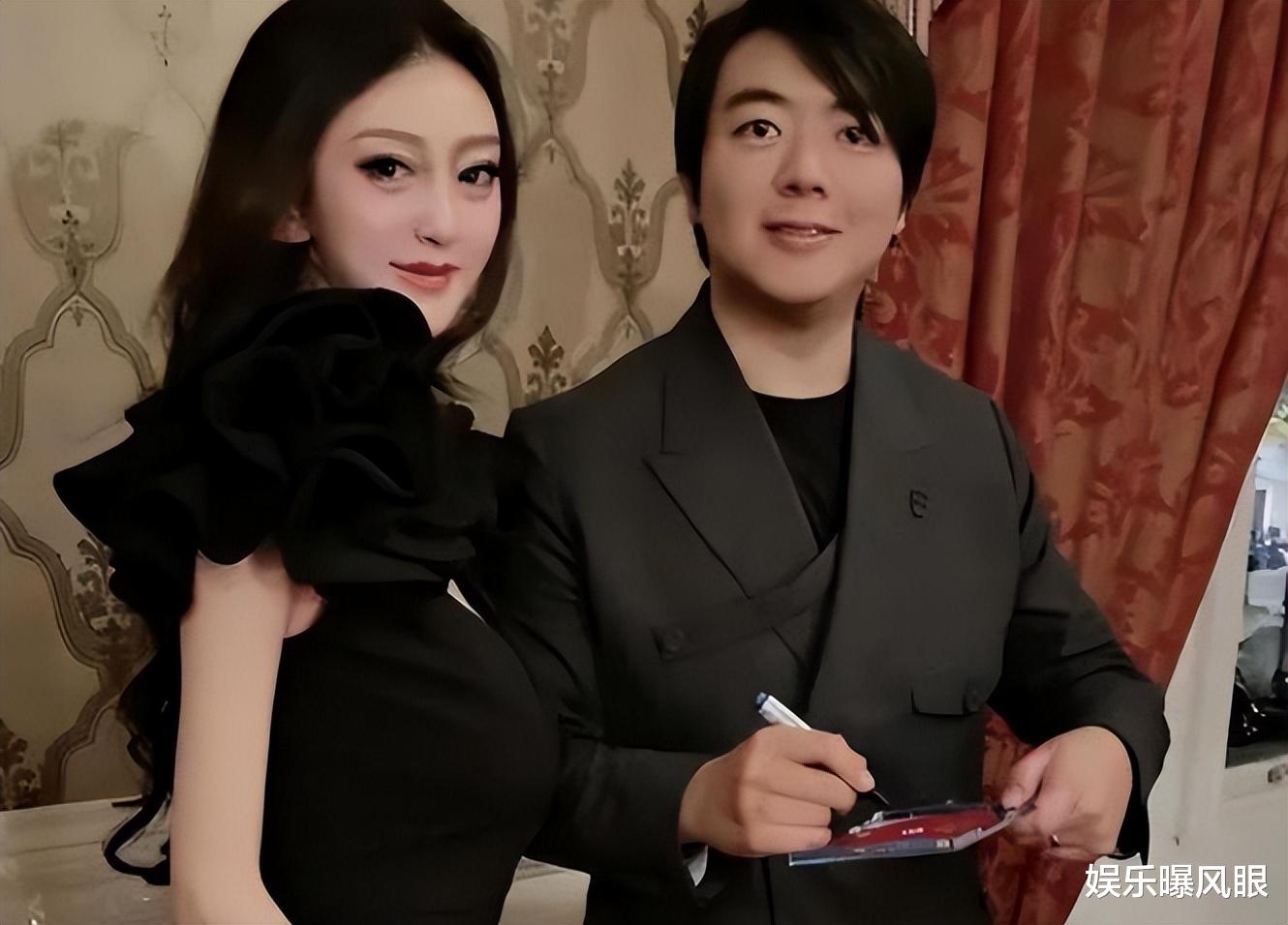 郎朗携吉娜办私人宴!脸盘圆润发型显油腻,女方鱼嘴鞋配丝袜被喷