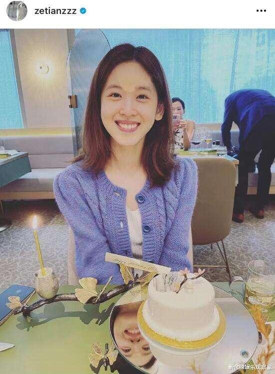 章泽天|28岁疑怀二胎?穿条纹针织裙孕肚明显,陪富商老公去美国一脸甜蜜