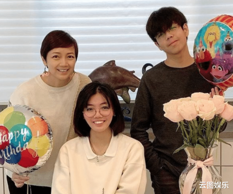 杨婉仪|港姐杨婉仪生意失败后移居美国,罕晒一家合影,为17岁女儿庆生