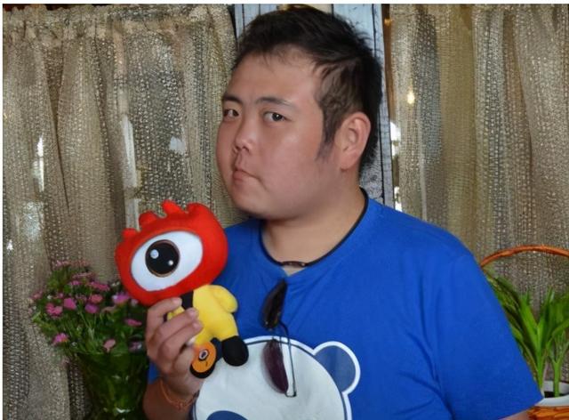 |17年前，因一张照片爆红的“网红小胖”，如今结婚生女模样大变