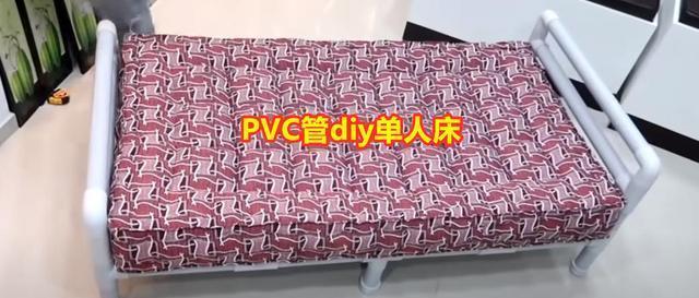 老外用PVC管做张单人床，承重200斤比成品床结实，真会省钱