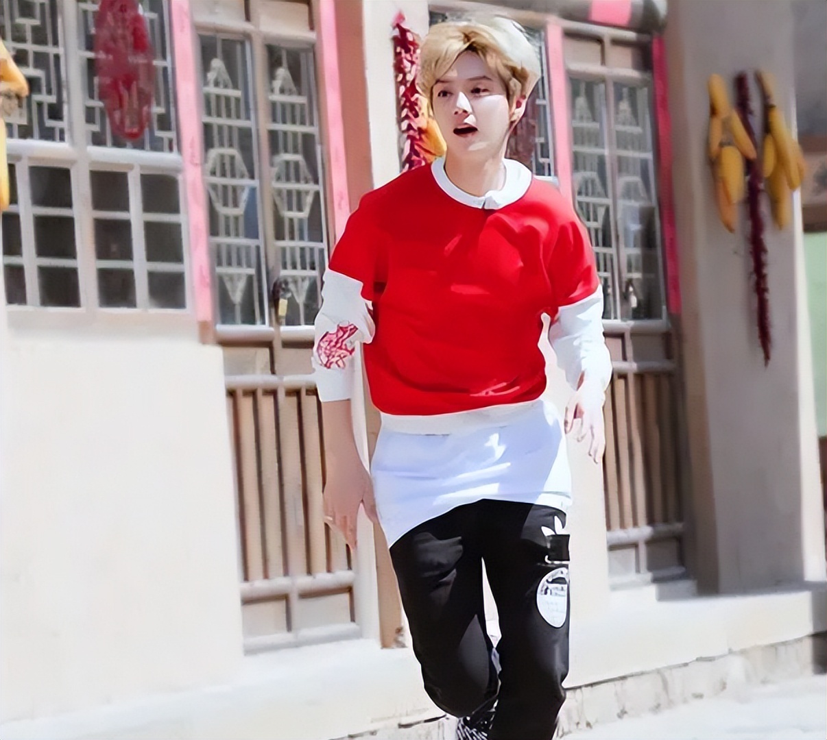 杨天真|“顶级富婆”杨天真：爱马仕包当垃圾随意踩，跨行直播一天赚700万