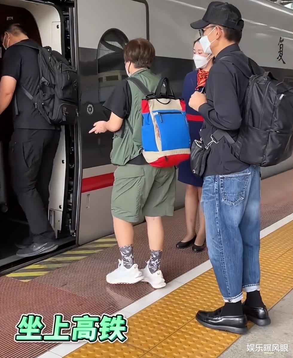 刘德华|61岁刘德华坐高铁！自己背包无保镖开路，网友：换小鲜肉10个起步