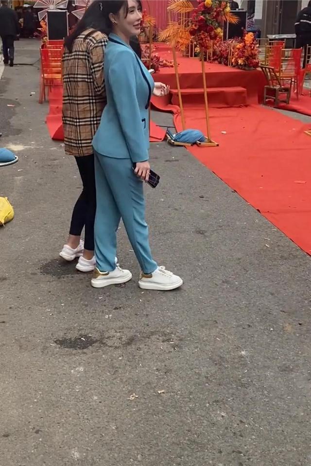 长沙:婚礼上偶遇当地知名女网红,整容脸鼻子吓人,走路忸怩作态