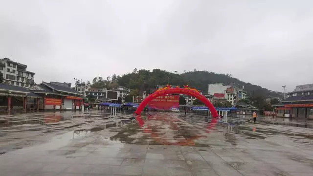 招聘|都说找工作难，招工也难，整个招聘会场却空荡荡的，咋回事？