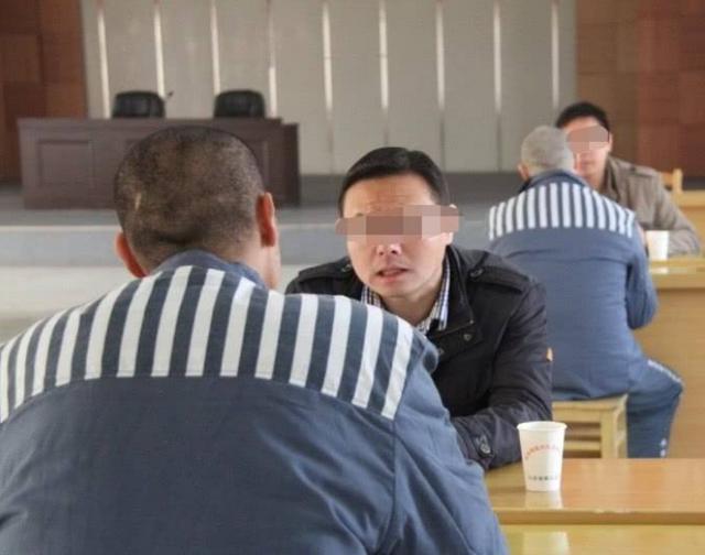 江苏死刑犯天天抱字典研究,被狱友嘲笑,1994年法院通知他:改判