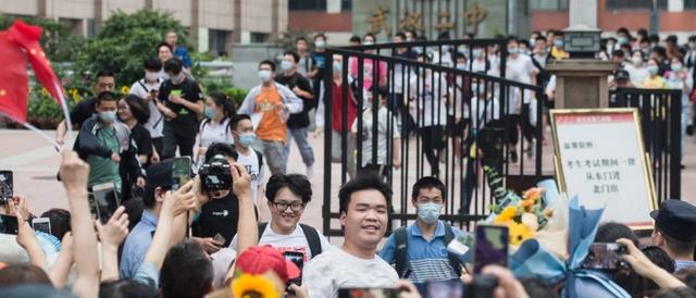 求职|17岁女学生独自外出打暑期工，找工作屡屡碰壁，脸上神情令人惋惜