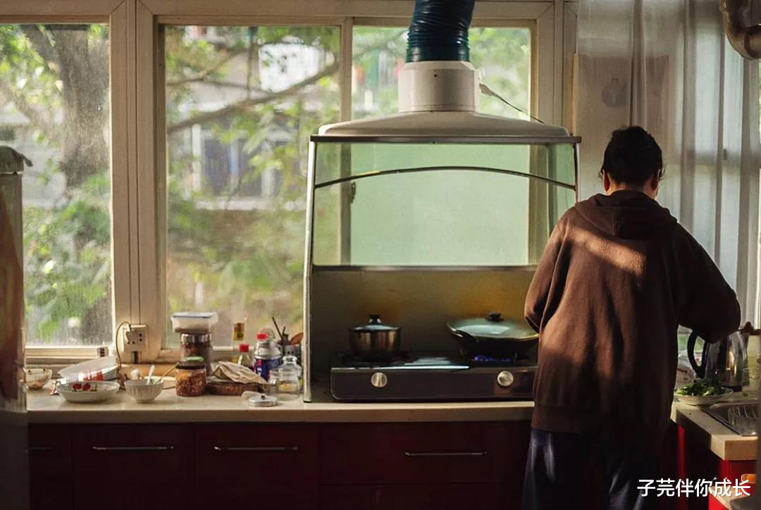 吴卓林|成龙女儿领救济粮刺痛了谁?吴卓林目光无神,内搭透露童心