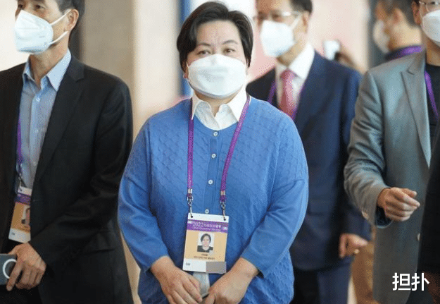 何超琼|何超琼参加投票，妹妹何超葭也罕见露面，直言希望早日跟内地通关