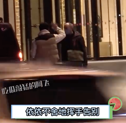 胡歌|胡歌聚会被拍,送好友们回住处,赠礼物拥抱告别,照顾周到有礼貌