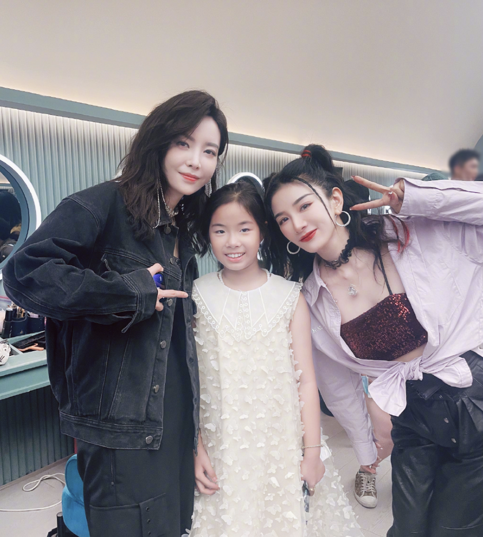 黄芊玲|追星大赢家！黄奕带女儿探班姐姐，黄芊玲与王心凌那英等开心合影