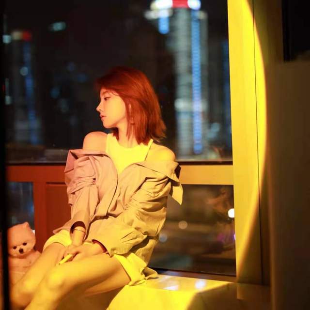 冯提莫|冯提莫粉色拖鞋冬日氛围满满，憨憨意外出境，方式让人哭笑不得