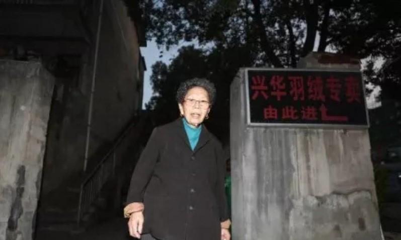 “真还奶奶”陈金英:80岁欠债2077万,拒不申请破产10年全部还清