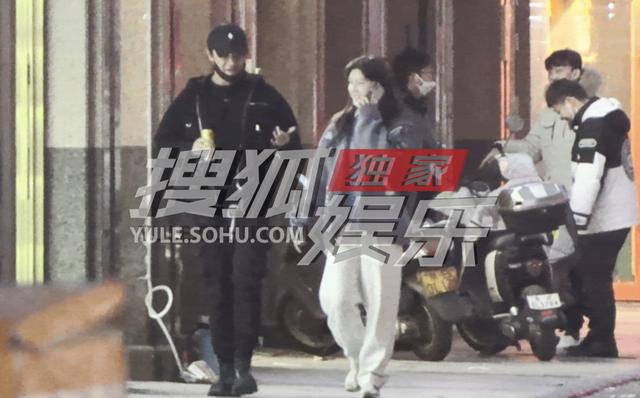 陈思诚|陈思诚开豪车带小21岁女友约会！紧紧搂抱好恩爱，女方素颜太惊艳！