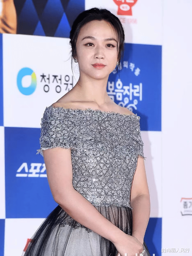 运动 43岁汤唯闪耀亮相韩国青龙奖红毯!穿香奈儿高定赢得轻松,太美了