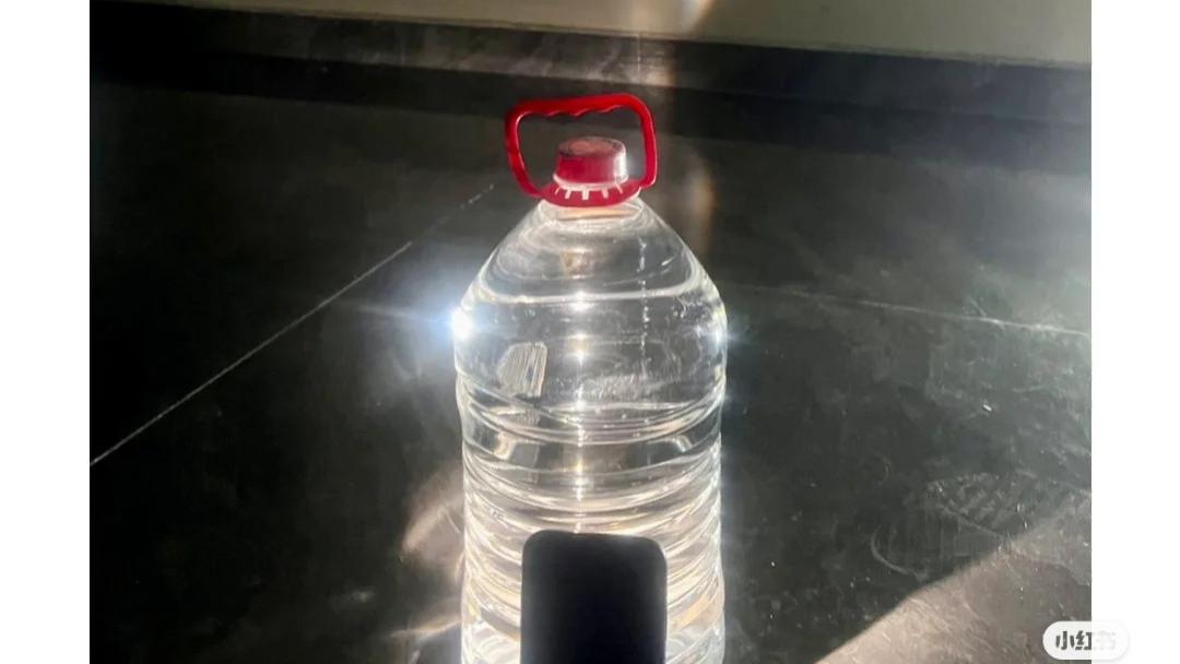 摄影技巧：家里有矿泉水瓶就能拍，超美的圣诞树人像拍照教程