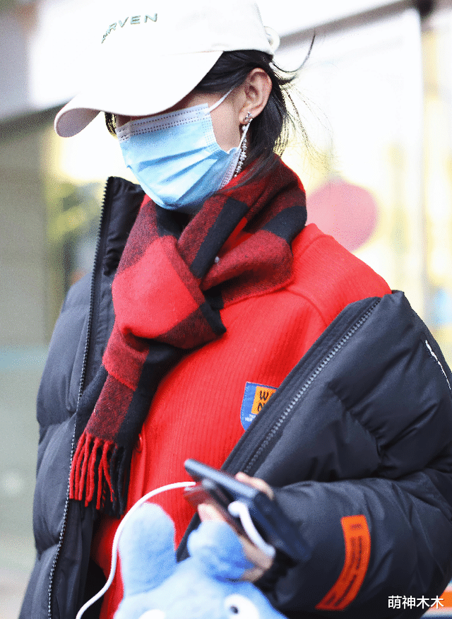 赵丽颖|明星春晚私服太抢眼:宋茜万元大衣似炸鸡,赵丽颖千元外套被吐槽