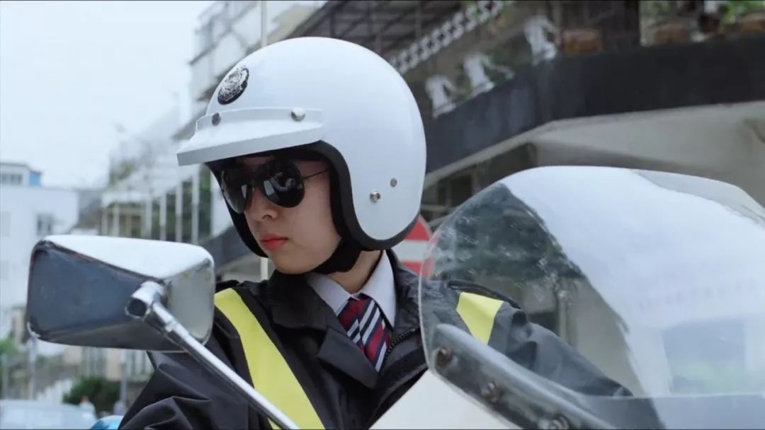 逃学威龙2|《逃学威龙2》的最美女交警，就是94《射雕英雄传》的瑛姑