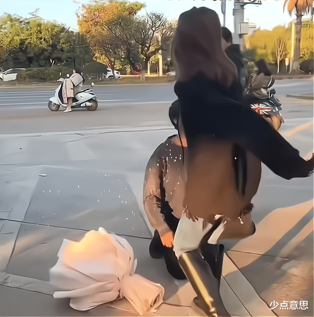 云南:男子街头下跪告白,被女子破口大骂:“能不能把格局打开”