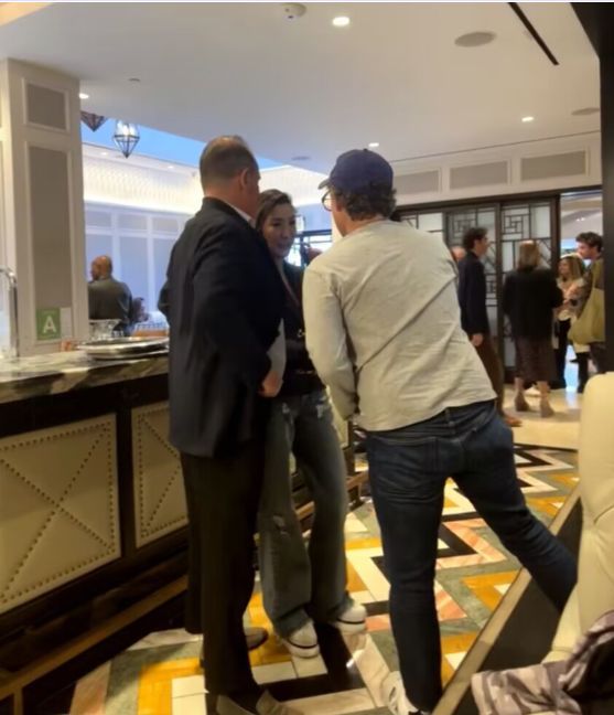 杨紫琼|洛杉矶偶遇杨紫琼,穿搭时尚被赞有气质,皮肤紧致看不出年龄