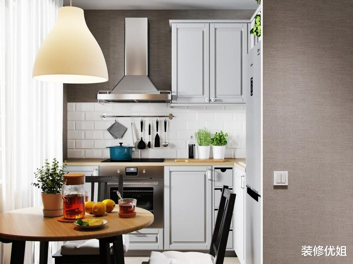 小伙为32㎡小家节省空间，把床藏衣柜里面，效果不是一般的高级