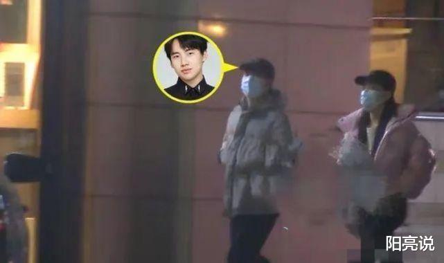 郭麒麟|郭麒麟再次被拍后，终于回应了：没恋爱，热吻是错位！