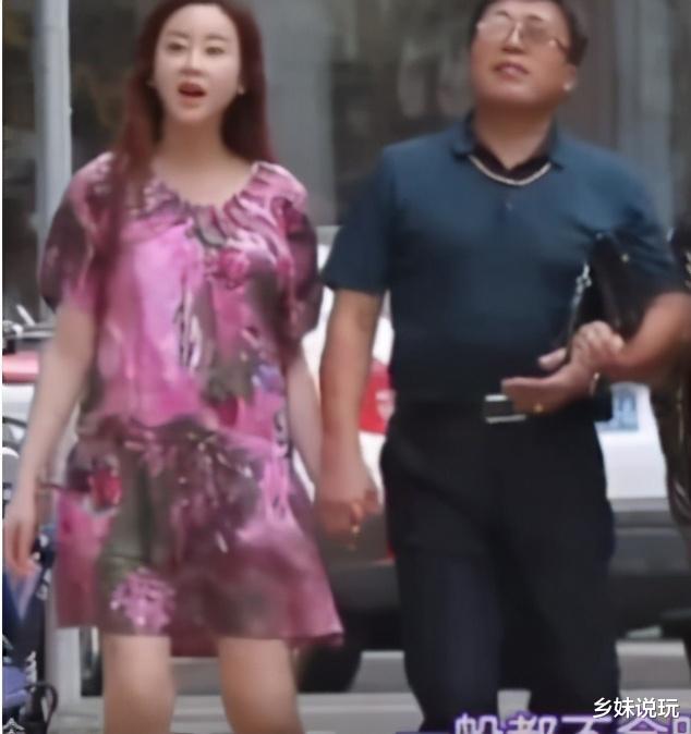 素媛|59岁公公和43岁儿媳手牵手逛街，24岁丈夫走在一边像路人甲