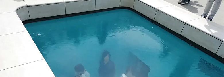 沙滩|日本“神秘”泳池：游客可在水底下游玩，为何衣服还不会被打湿？