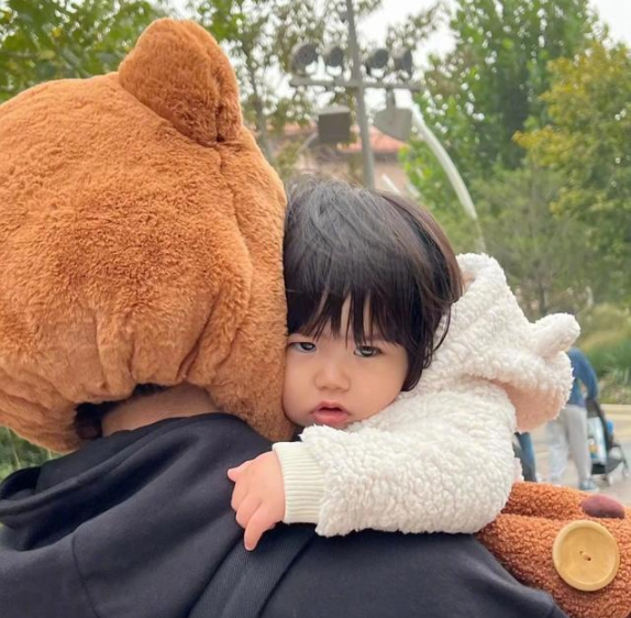 陈妍希|姜潮曝光陈晓儿子正脸后，陈妍希晒母子游玩照，贴心为颖儿女儿打码