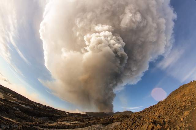 日本火山喷发，烟柱有3400米高，鹿儿岛樱岛火山对人类影响大吗？