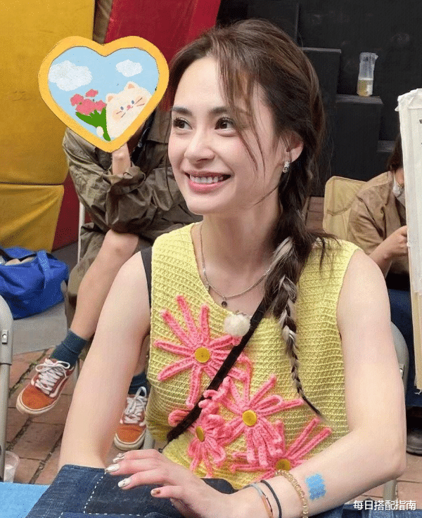 发型 殷桃这3款“少女发型”太好看了!时髦又减龄,圆脸女生值得借鉴