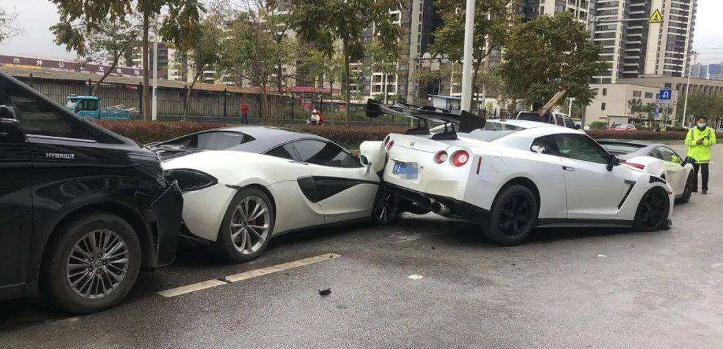 女司机低头看手机追尾前车,本以为不值钱,车主:我车值2500万