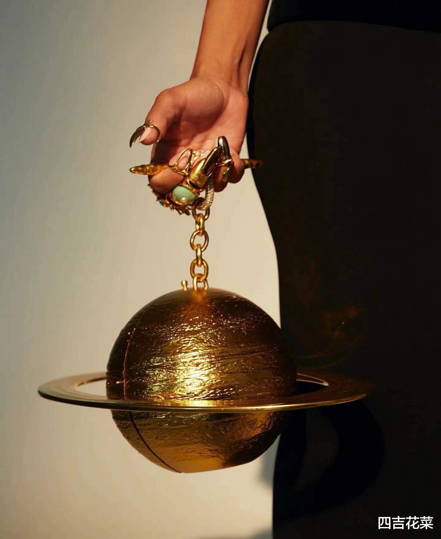 明星|豆荚猫穿Daniel Roseberry走红毯，不自带武器都不好意思出门