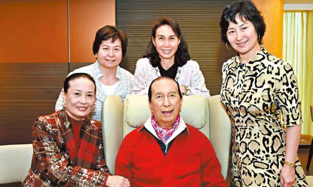 何鸿燊|李嘉诚94岁还步履矫健，当年的何鸿燊却已坐轮椅，关键在克制欲望