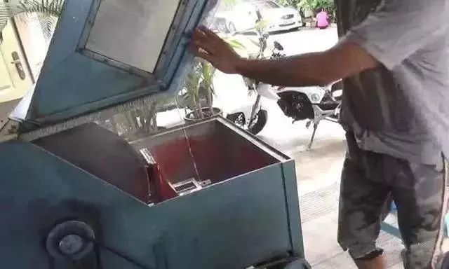 |土豪花18万买了块蒙头料,一刀切出罕见黄加绿翡翠,这运气没谁了!