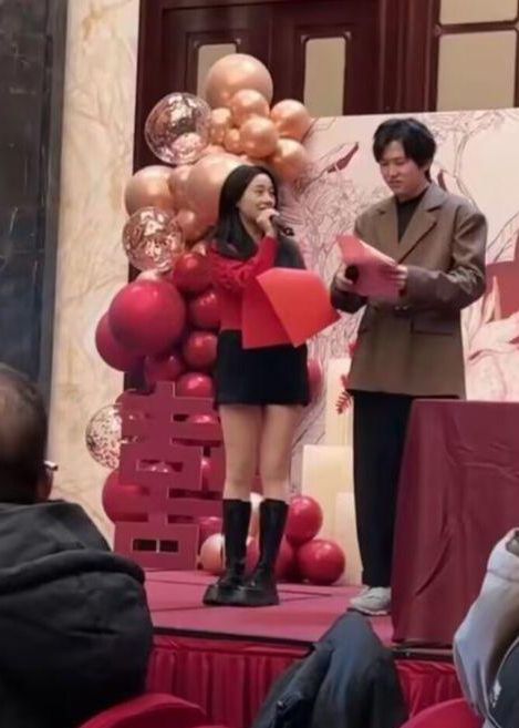 林志颖|小鱼海棠迪士尼拍写真，未婚夫冻鱼驼背明显姿态差，遭网友吐槽