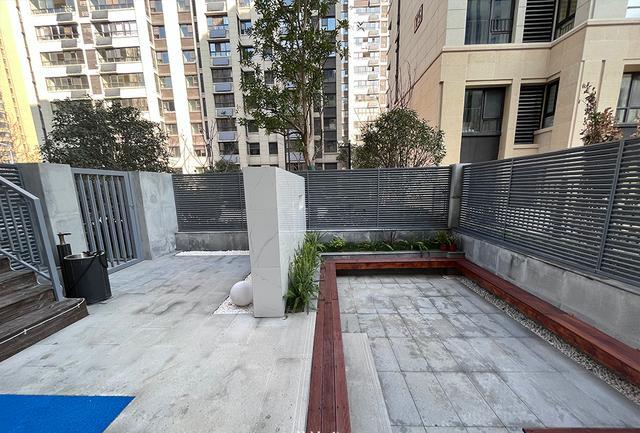 院子地面铺装，无论是地砖还是打水泥，围一圈矮墙垛才是重中之重