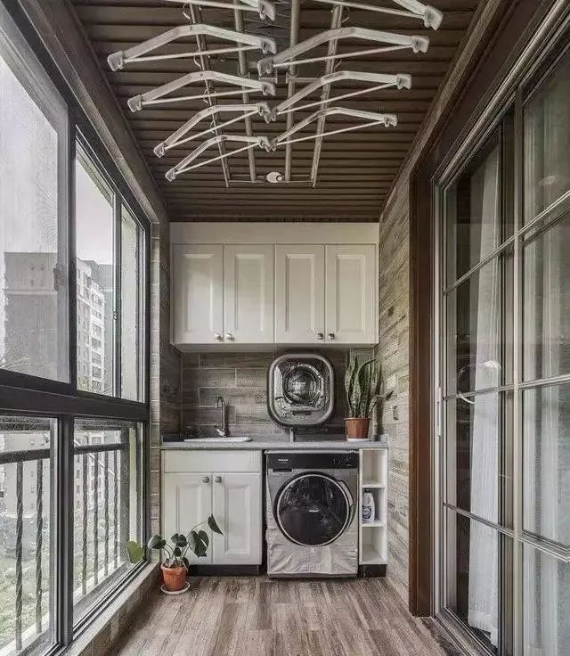 别傻了,阳台就算用来晒衣服也要这样装,颜值瞬间高了,还实用!