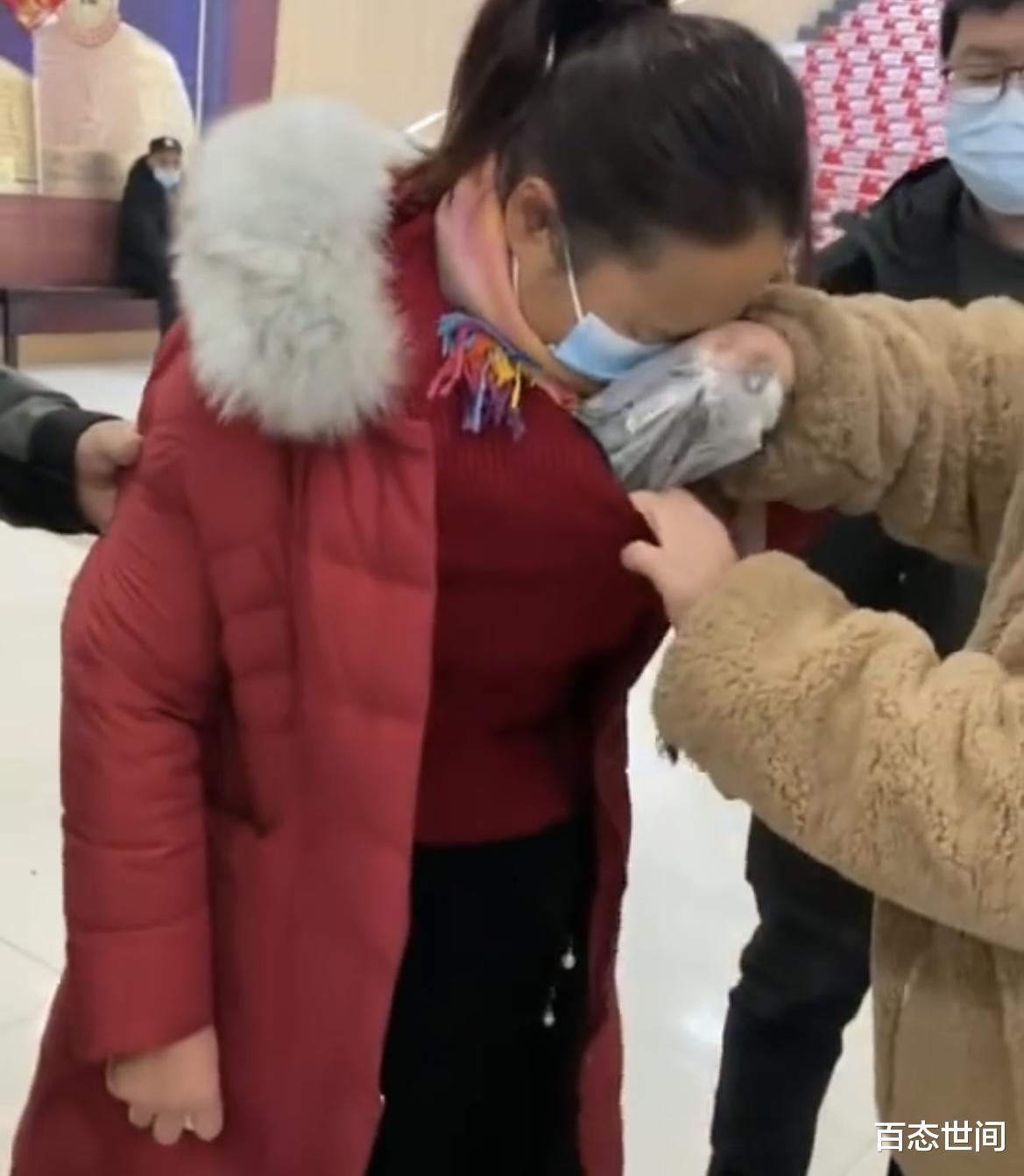 还要面子?洛阳一女子超市偷东西赃物塞满身,被抓现形掩面哭泣