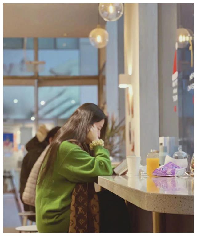 刘亦菲|刘亦菲年龄越大越佛系!晒素颜眉毛稀疏,戴围巾安静看书