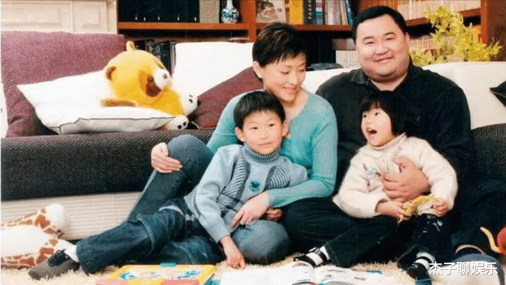 杨澜|继冯小刚后,杨澜也被爆移居国外,54岁近照撞脸演员陈冲