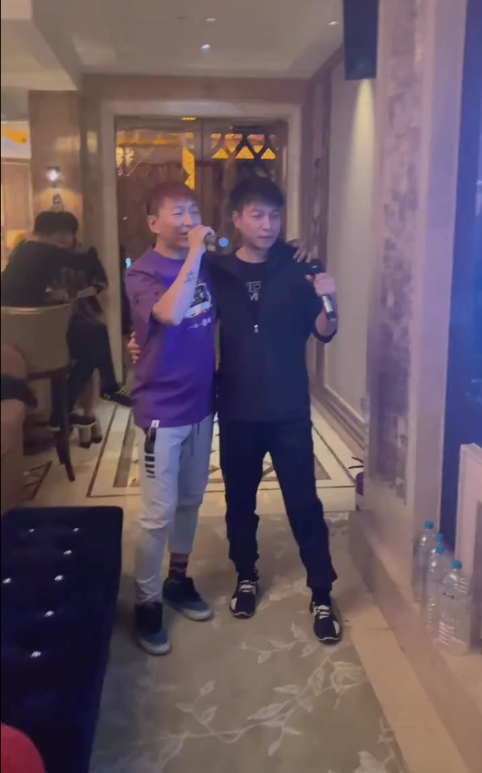 陈羽凡|陈羽凡现身KTV唱歌，身材暴瘦认不出，手舞足蹈精神亢奋引猜测