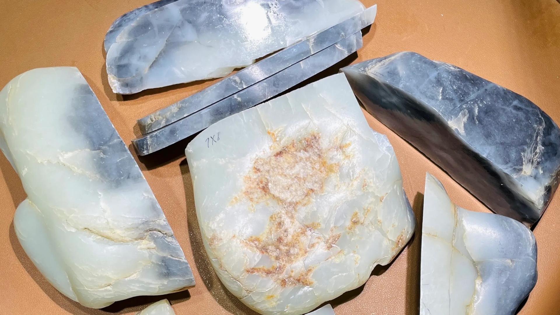 |十公斤的大块青花籽料羊脂玉原石！开不出手镯难道只能车珠子？