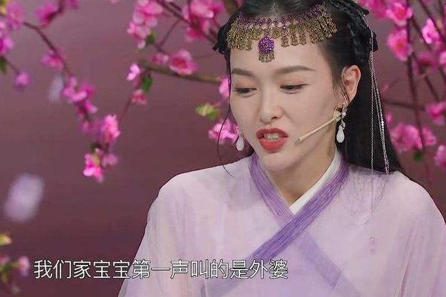 唐嫣|唐嫣大方晒娃，2岁小小糖扎丸子头骑平衡车，老公罗晋评论区打趣